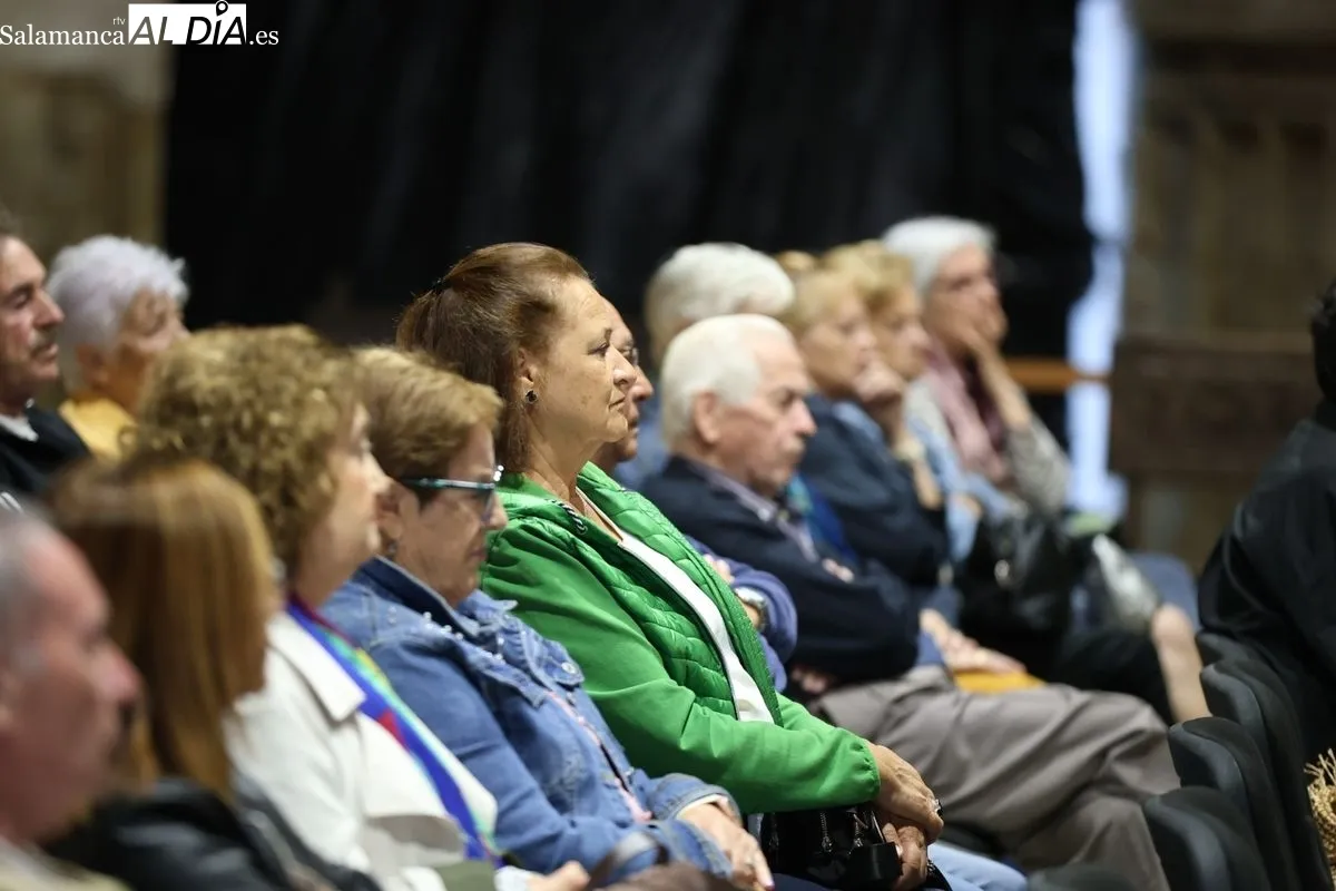 La Asociación de Jubilados de la Fábrica de Mirat ha acogido la presentación del libro ‘Yo nací un día azul’, de Juan Carlos López Pinto. Foto: David Sañudo