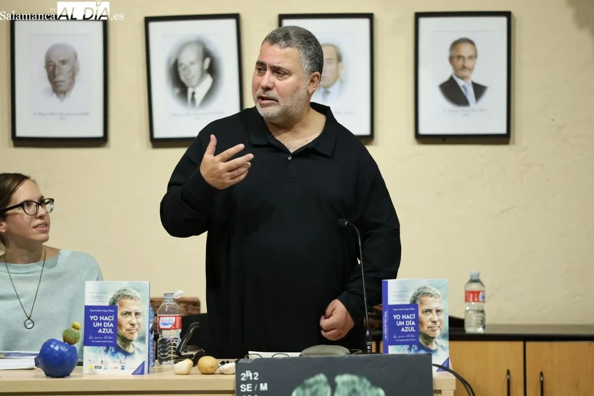 La Asociación de Jubilados de la Fábrica de Mirat ha acogido la presentación del libro ‘Yo nací un día azul’, de Juan Carlos López Pinto. Foto: David Sañudo
