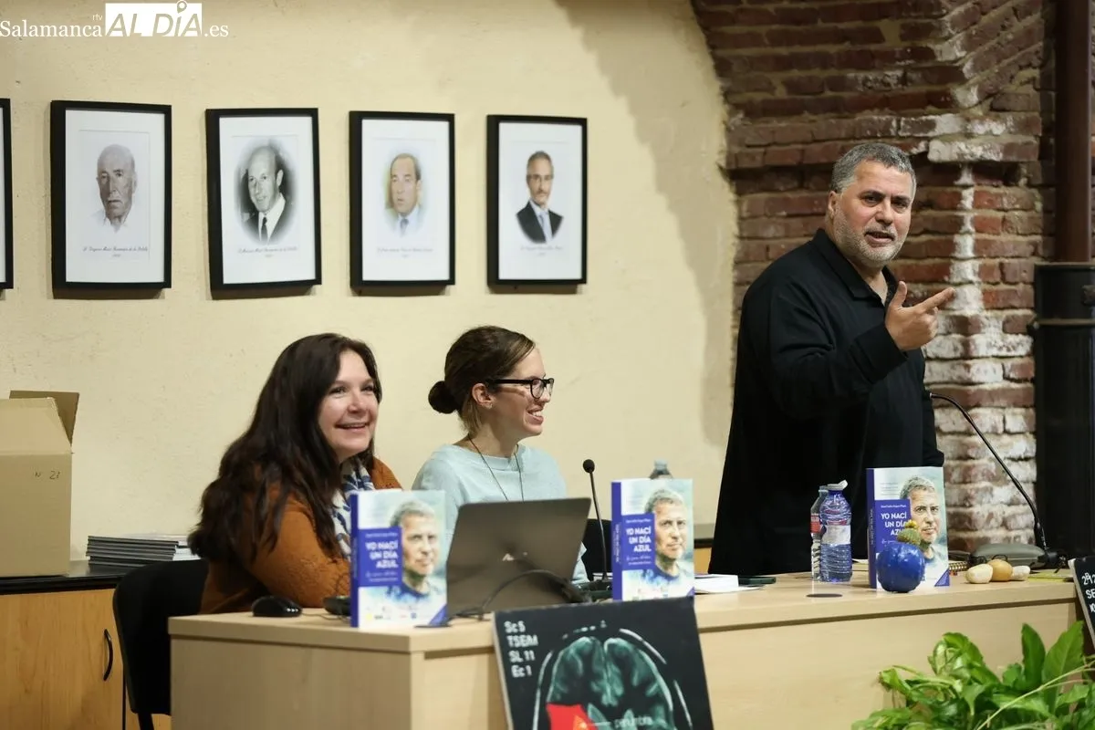 La Asociación de Jubilados de la Fábrica de Mirat ha acogido la presentación del libro ‘Yo nací un día azul’, de Juan Carlos López Pinto. Foto: David Sañudo
