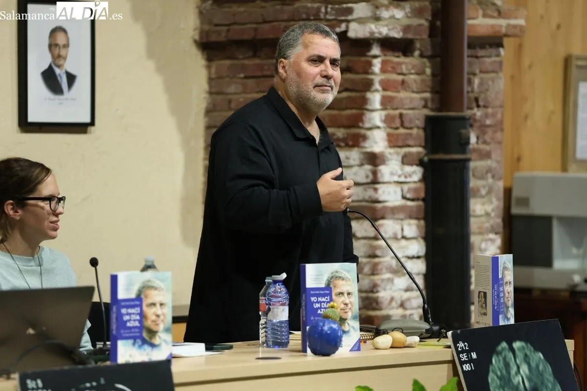 La Asociación de Jubilados de la Fábrica de Mirat ha acogido la presentación del libro ‘Yo nací un día azul’, de Juan Carlos López Pinto. Foto: David Sañudo