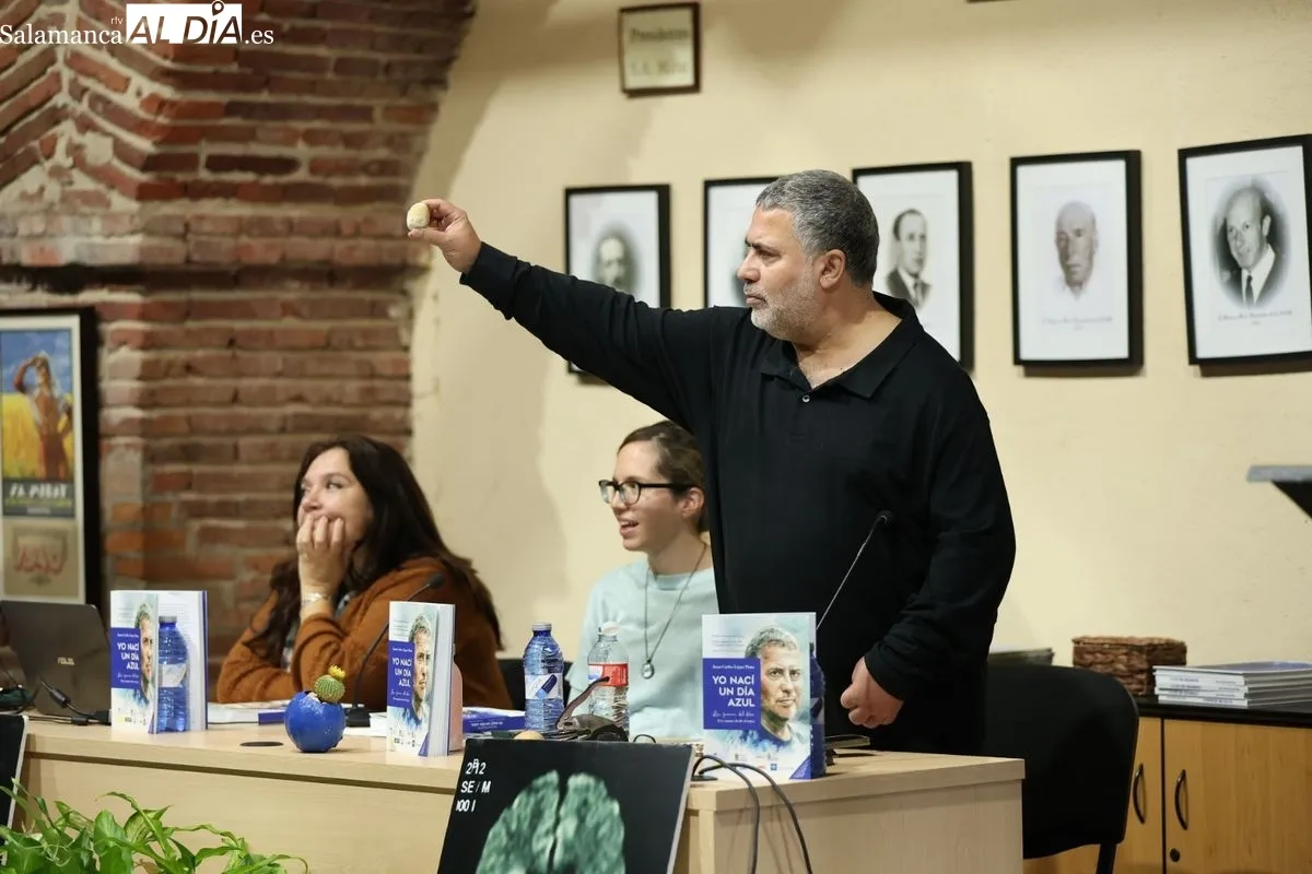 La Asociación de Jubilados de la Fábrica de Mirat ha acogido la presentación del libro ‘Yo nací un día azul’, de Juan Carlos López Pinto. Foto: David Sañudo