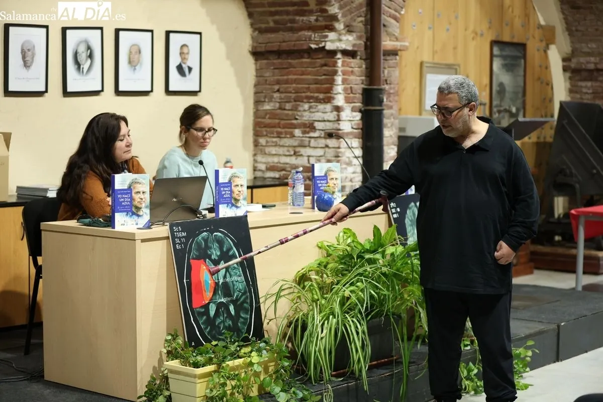 La Asociación de Jubilados de la Fábrica de Mirat ha acogido la presentación del libro ‘Yo nací un día azul’, de Juan Carlos López Pinto. Foto: David Sañudo