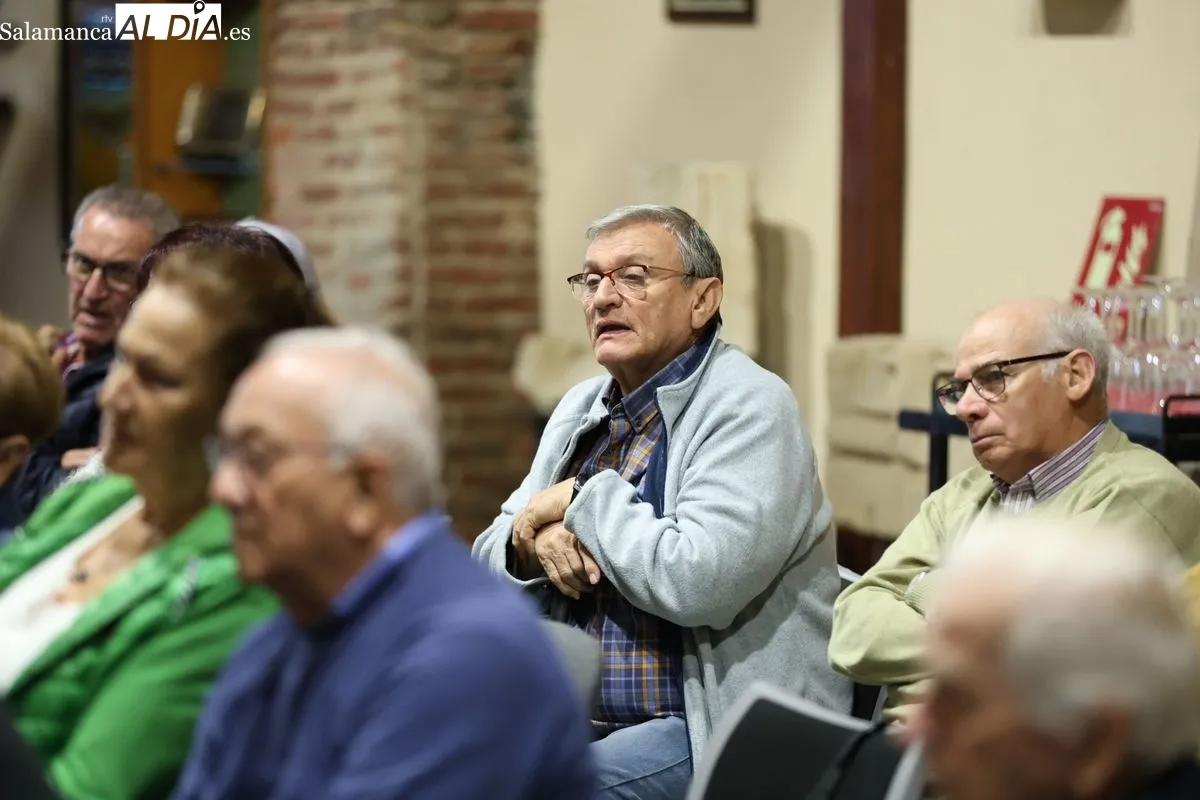 La Asociación de Jubilados de la Fábrica de Mirat ha acogido la presentación del libro ‘Yo nací un día azul’, de Juan Carlos López Pinto. Foto: David Sañudo