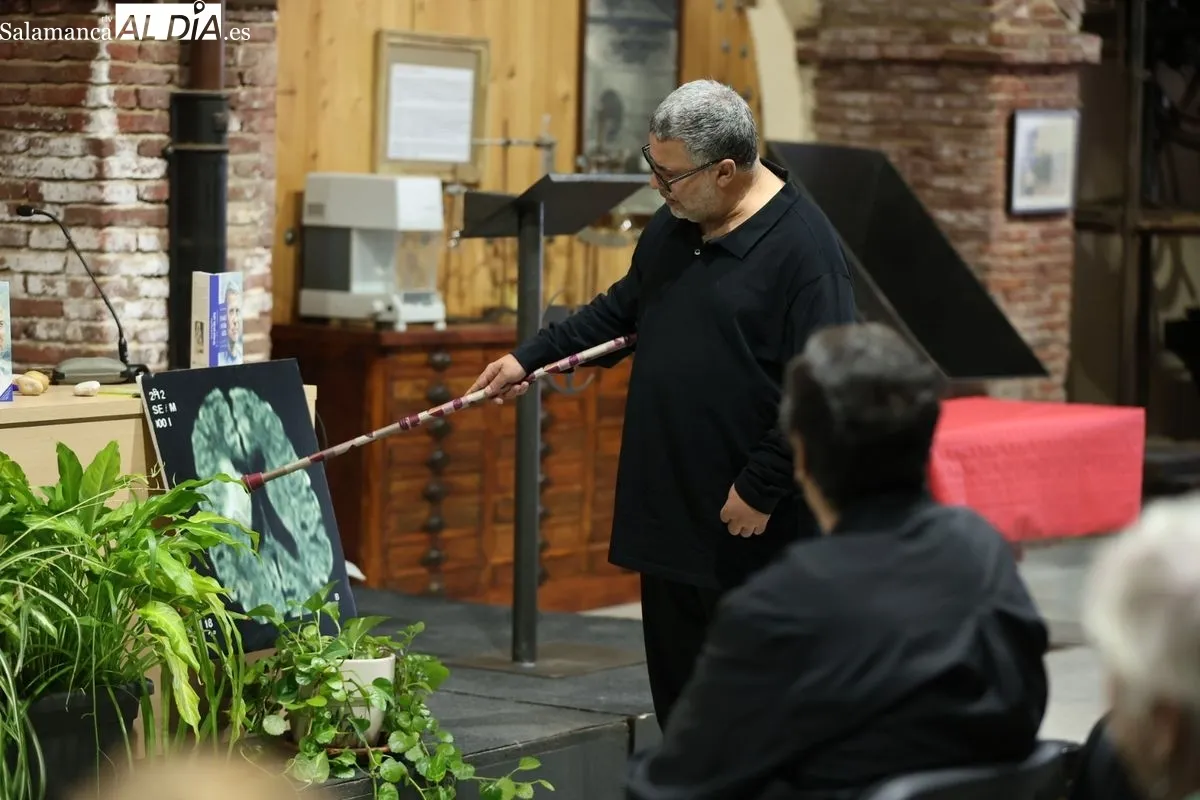 La Asociación de Jubilados de la Fábrica de Mirat ha acogido la presentación del libro ‘Yo nací un día azul’, de Juan Carlos López Pinto. Foto: David Sañudo