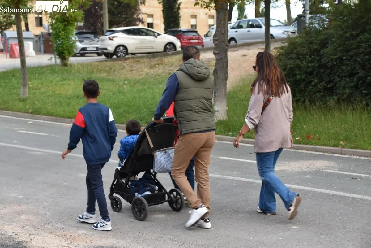 Escolares del CEIP Félix Rodríguez de la Fuente acuden al centro para comenzar el curso este martes. Foto de Miguel A. González