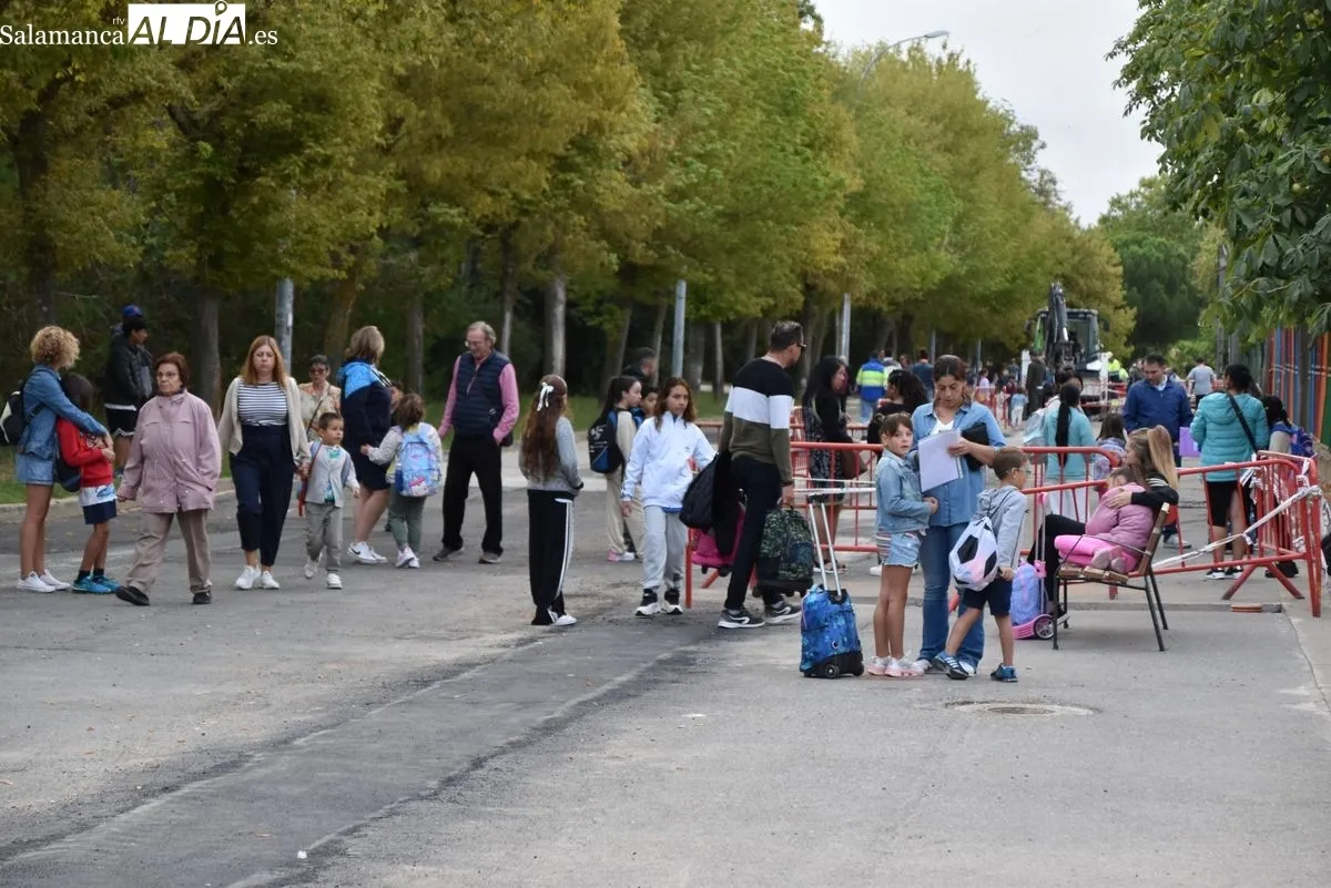Escolares del CEIP Félix Rodríguez de la Fuente acuden al centro para comenzar el curso este martes. Foto de Miguel A. González