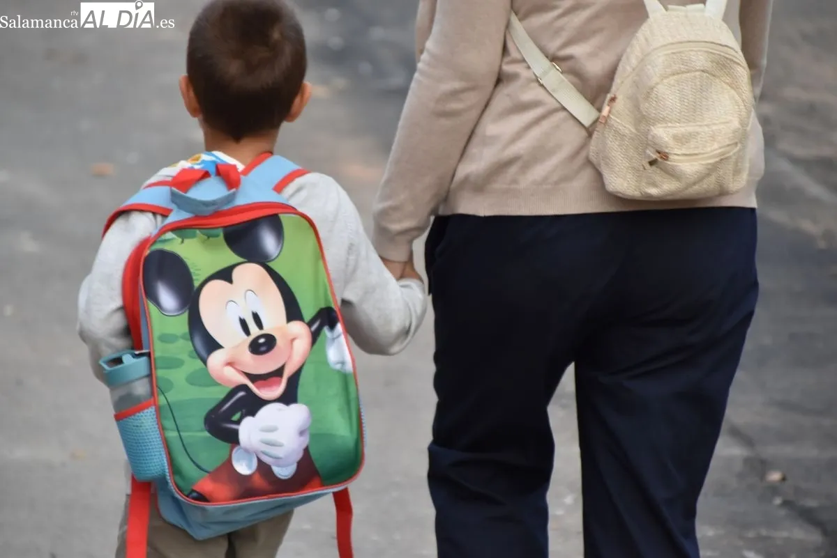 Escolares del CEIP Félix Rodríguez de la Fuente acuden al centro para comenzar el curso este martes. Foto de Miguel A. González