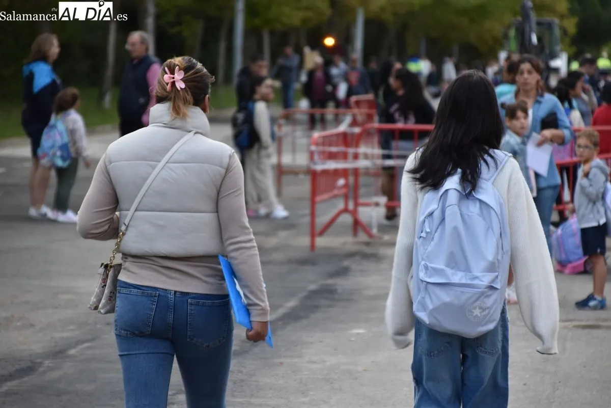 Escolares del CEIP Félix Rodríguez de la Fuente acuden al centro para comenzar el curso este martes. Foto de Miguel A. González