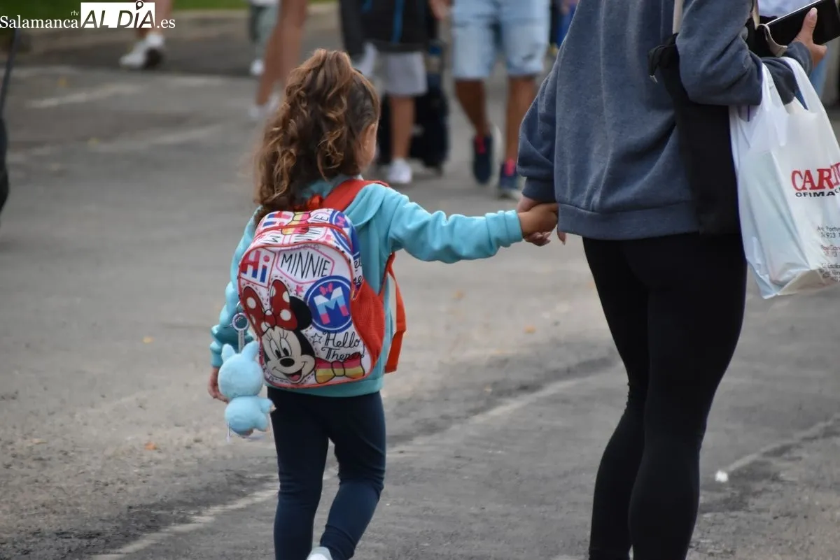 Escolares del CEIP Félix Rodríguez de la Fuente acuden al centro para comenzar el curso este martes. Foto de Miguel A. González