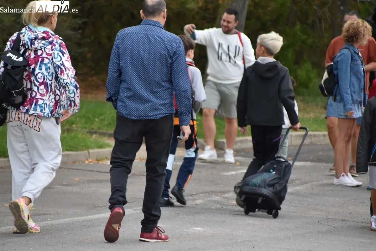 Escolares del CEIP Félix Rodríguez de la Fuente acuden al centro para comenzar el curso este martes. Foto de Miguel A. González