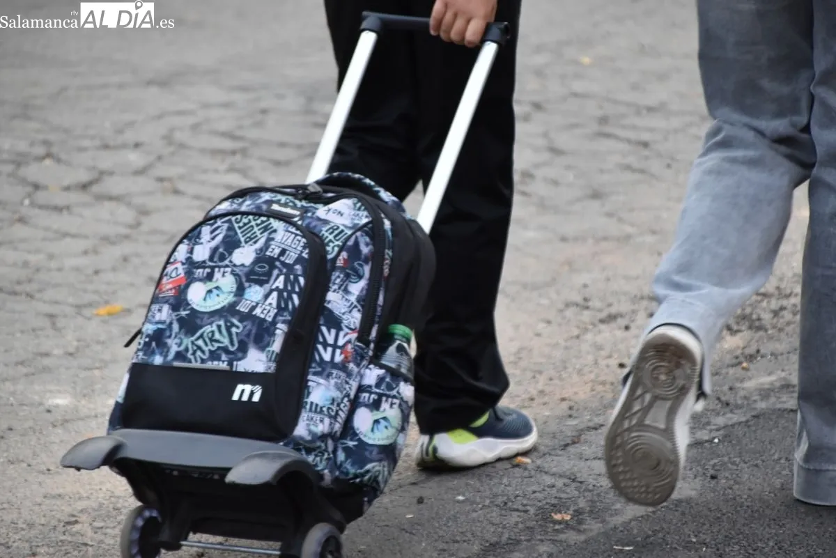 Escolares del CEIP Félix Rodríguez de la Fuente acuden al centro para comenzar el curso este martes. Foto de Miguel A. González