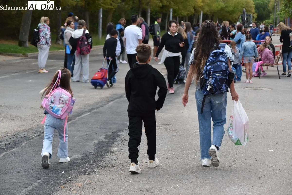 Escolares del CEIP Félix Rodríguez de la Fuente acuden al centro para comenzar el curso este martes. Foto de Miguel A. González