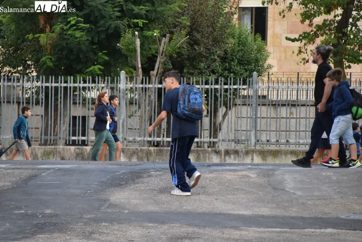 Escolares del CEIP Félix Rodríguez de la Fuente acuden al centro para comenzar el curso este martes. Foto de Miguel A. González