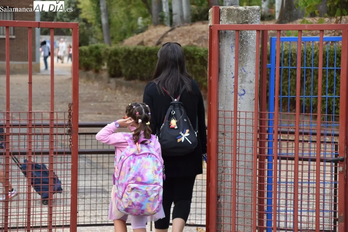 Escolares del CEIP Félix Rodríguez de la Fuente acuden al centro para comenzar el curso este martes. Foto de Miguel A. González