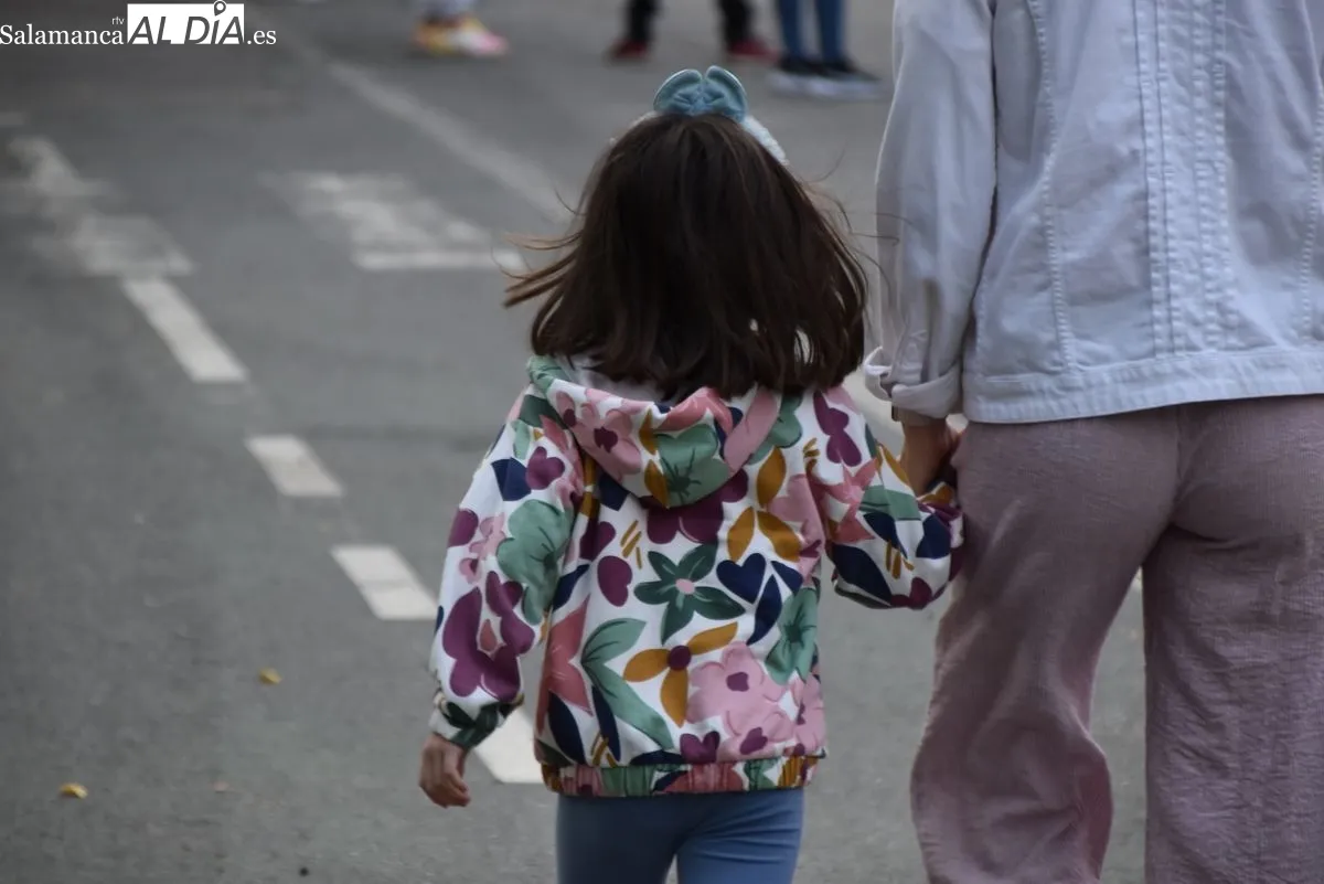 Escolares del CEIP Félix Rodríguez de la Fuente acuden al centro para comenzar el curso este martes. Foto de Miguel A. González