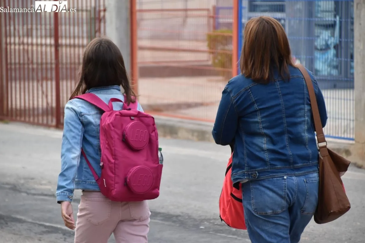 Escolares del CEIP Félix Rodríguez de la Fuente acuden al centro para comenzar el curso este martes. Foto de Miguel A. González