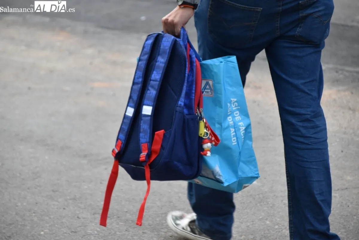 Escolares del CEIP Félix Rodríguez de la Fuente acuden al centro para comenzar el curso este martes. Foto de Miguel A. González