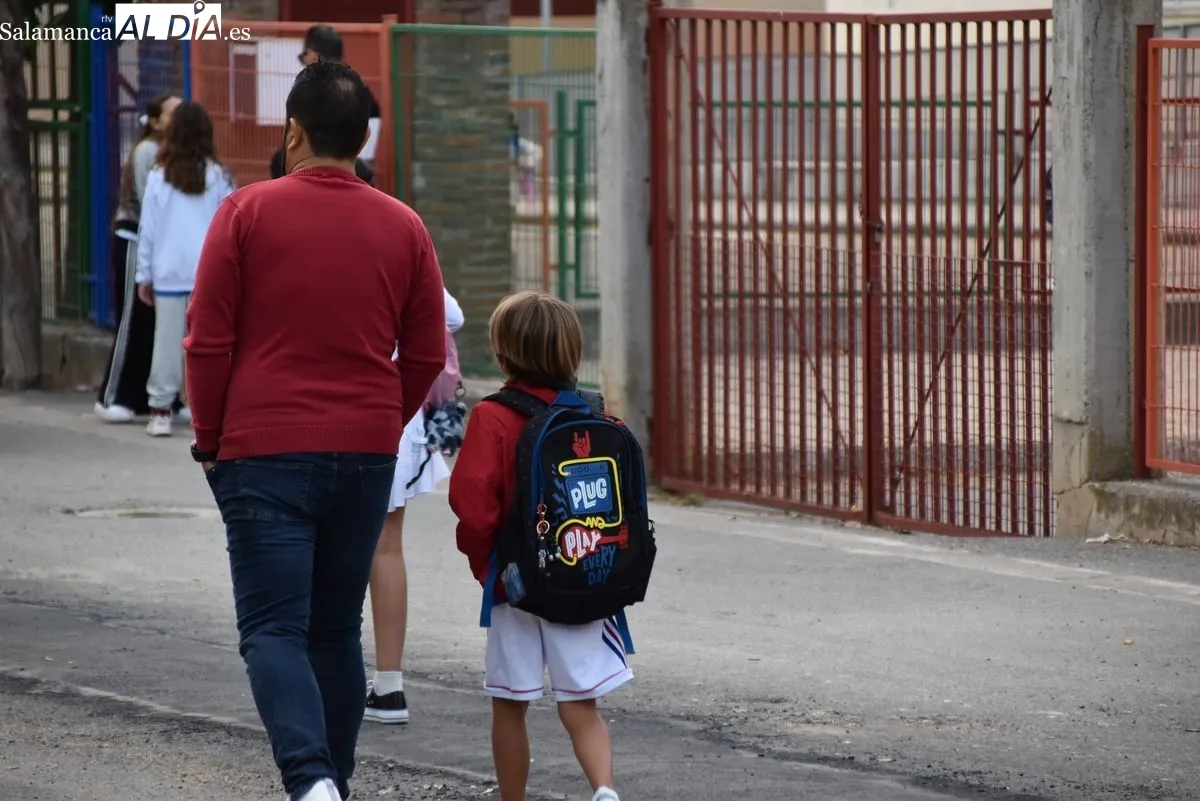 Escolares del CEIP Félix Rodríguez de la Fuente acuden al centro para comenzar el curso este martes. Foto de Miguel A. González