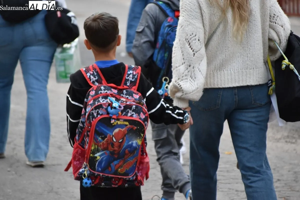Escolares del CEIP Félix Rodríguez de la Fuente acuden al centro para comenzar el curso este martes. Foto de Miguel A. González