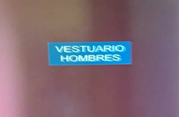 Foto 3 - Un usuario coloca r&oacute;tulos para acabar con las confusiones en los aseos-vestuarios de El Pic&oacute;n