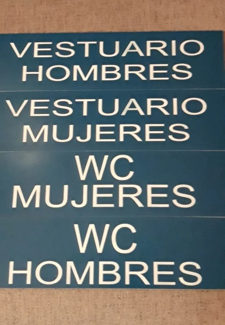 Foto 2 - Un usuario coloca r&oacute;tulos para acabar con las confusiones en los aseos-vestuarios de El Pic&oacute;n