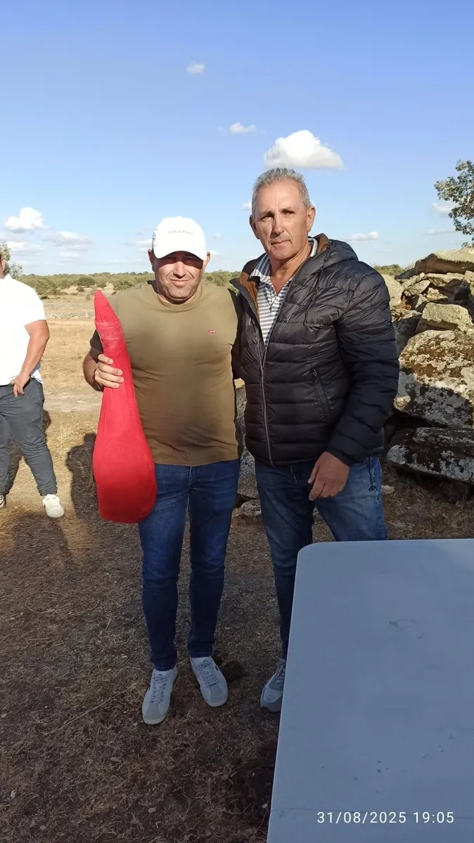 Cuarto clasificado, Javi Santos, junto al alcalde Ángel Herrero