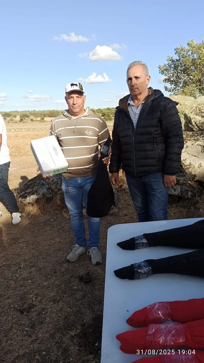 Juan Manuel Sanz, ganador con un resultado de 20/20, junto al alcalde Ángel Herrero
