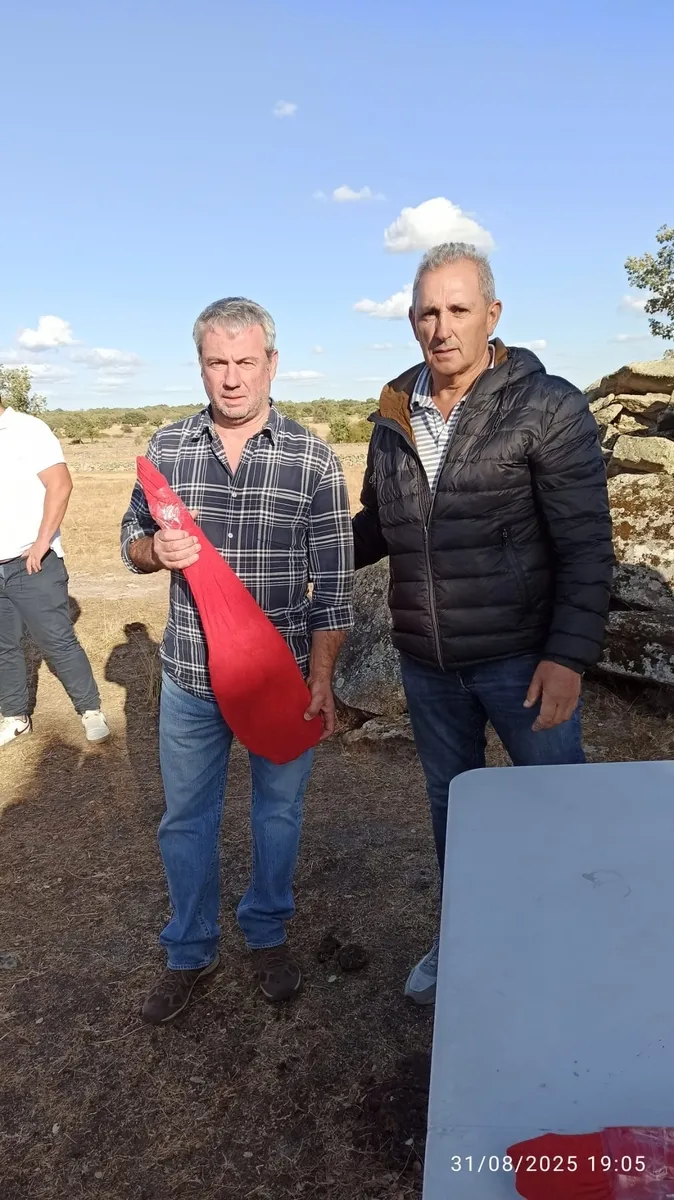 Tercer clasificado, Pedro Lago, junto al alcalde Ángel Herrero