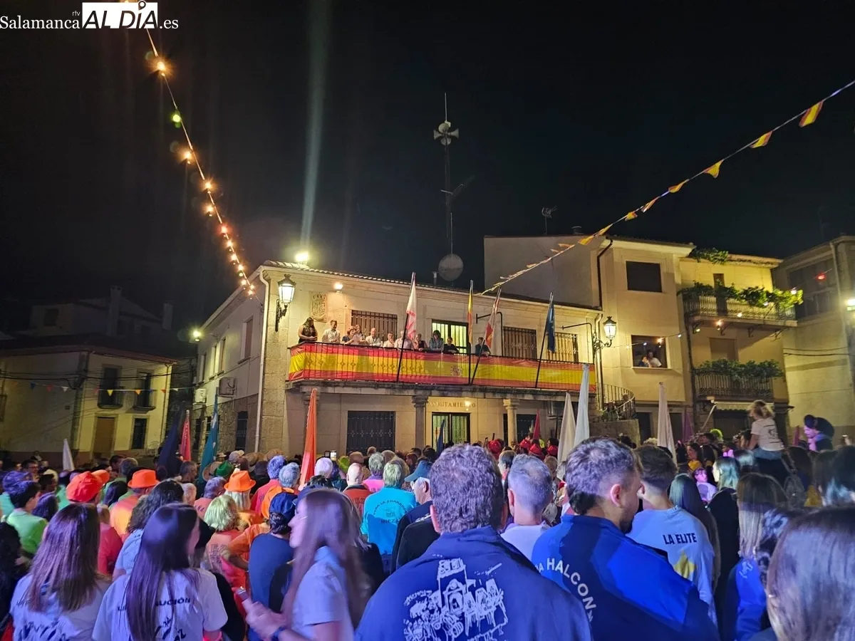 Vibrante inicio de fiestas con un pregón cercano y unas peñas llenas de vitalidad 