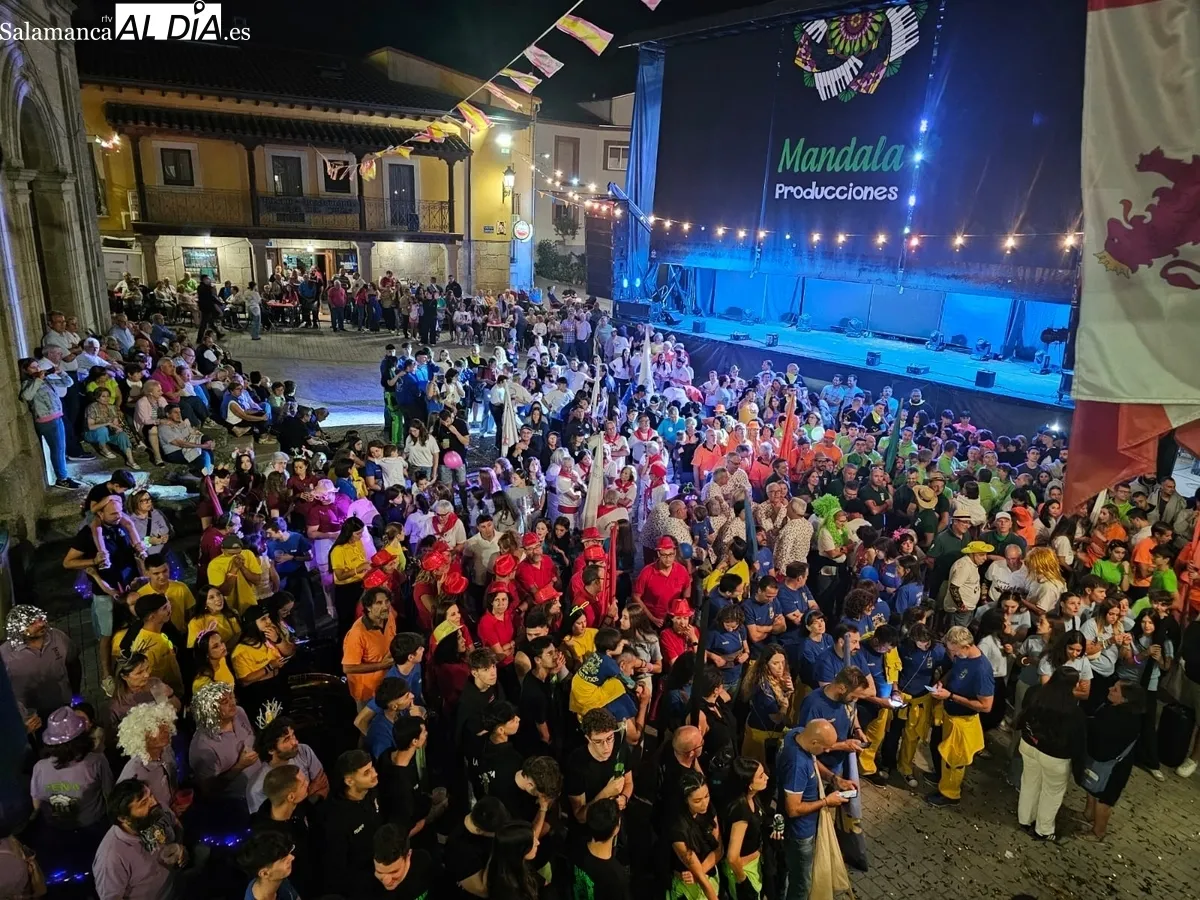 Vibrante inicio de fiestas con un pregón cercano y unas peñas llenas de vitalidad 