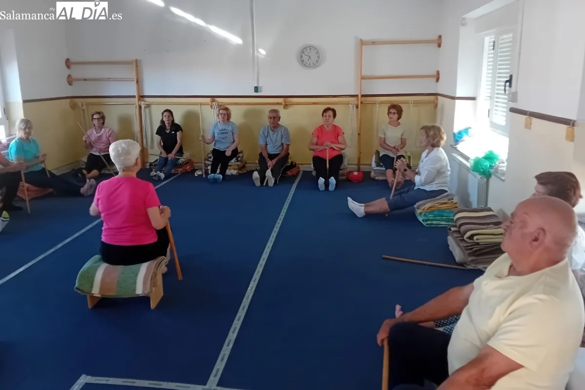 Una veintena de personas asisten a este taller de yoga en Cipérez