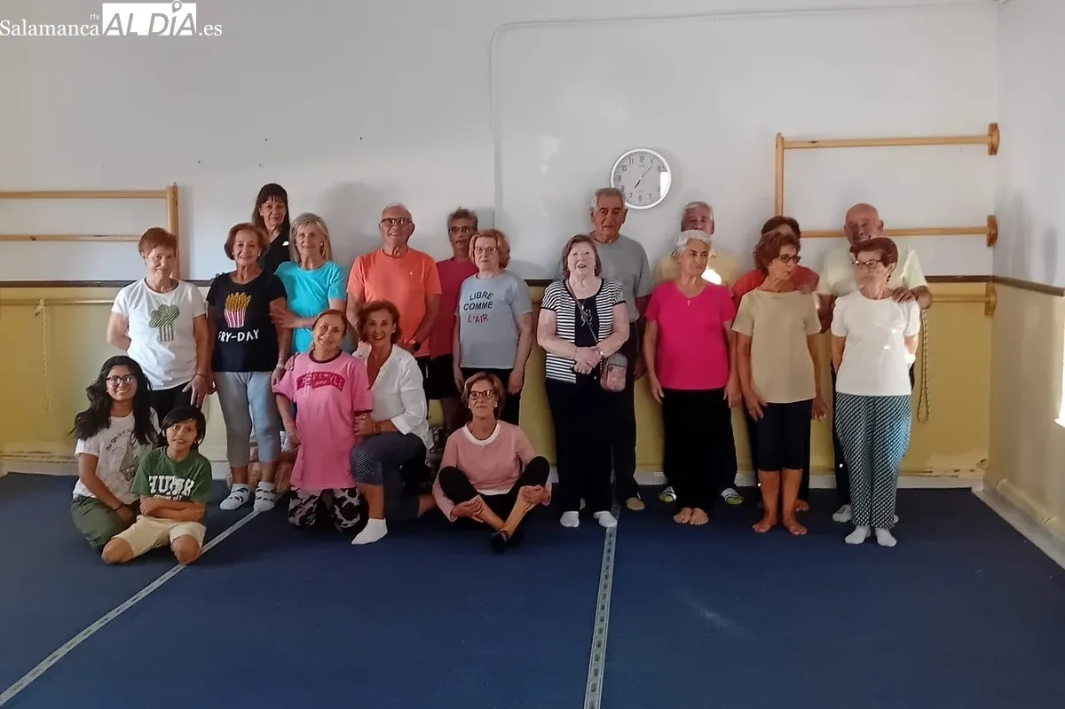 Una veintena de personas asisten a este taller de yoga en Cipérez