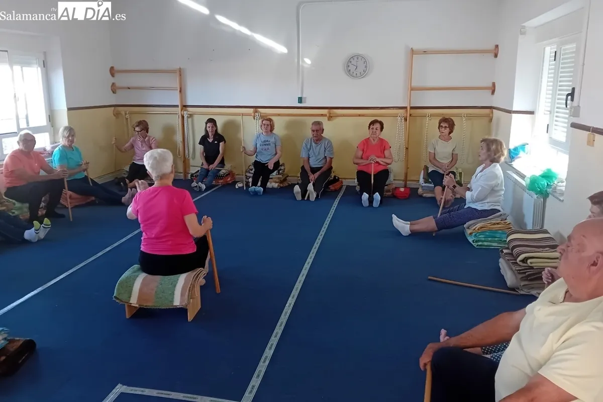 Una veintena de personas asisten a este taller de yoga en Cipérez
