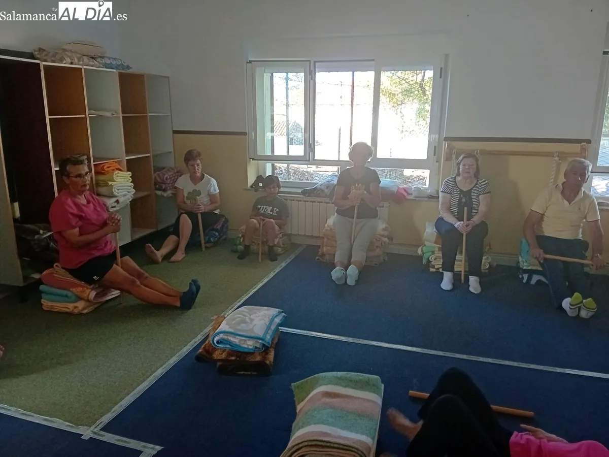 Una veintena de personas asisten a este taller de yoga en Cipérez