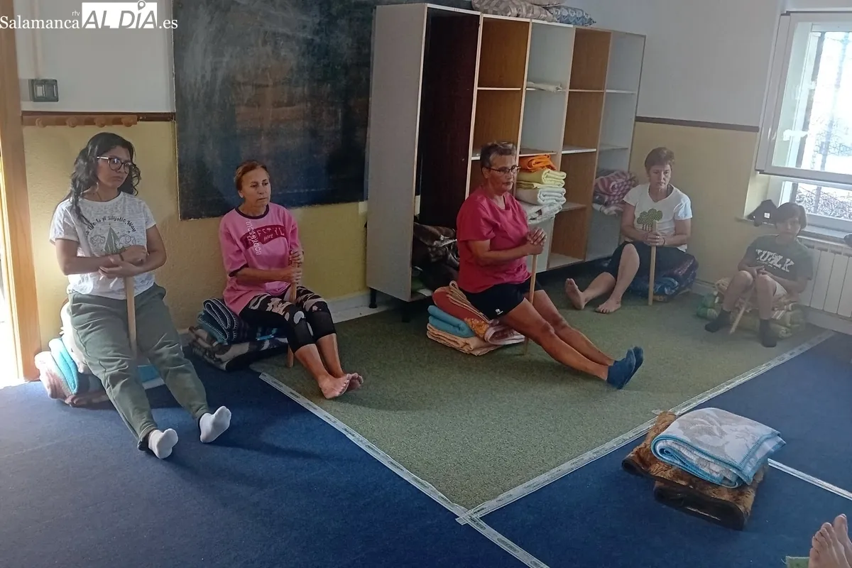 Una veintena de personas asisten a este taller de yoga en Cipérez
