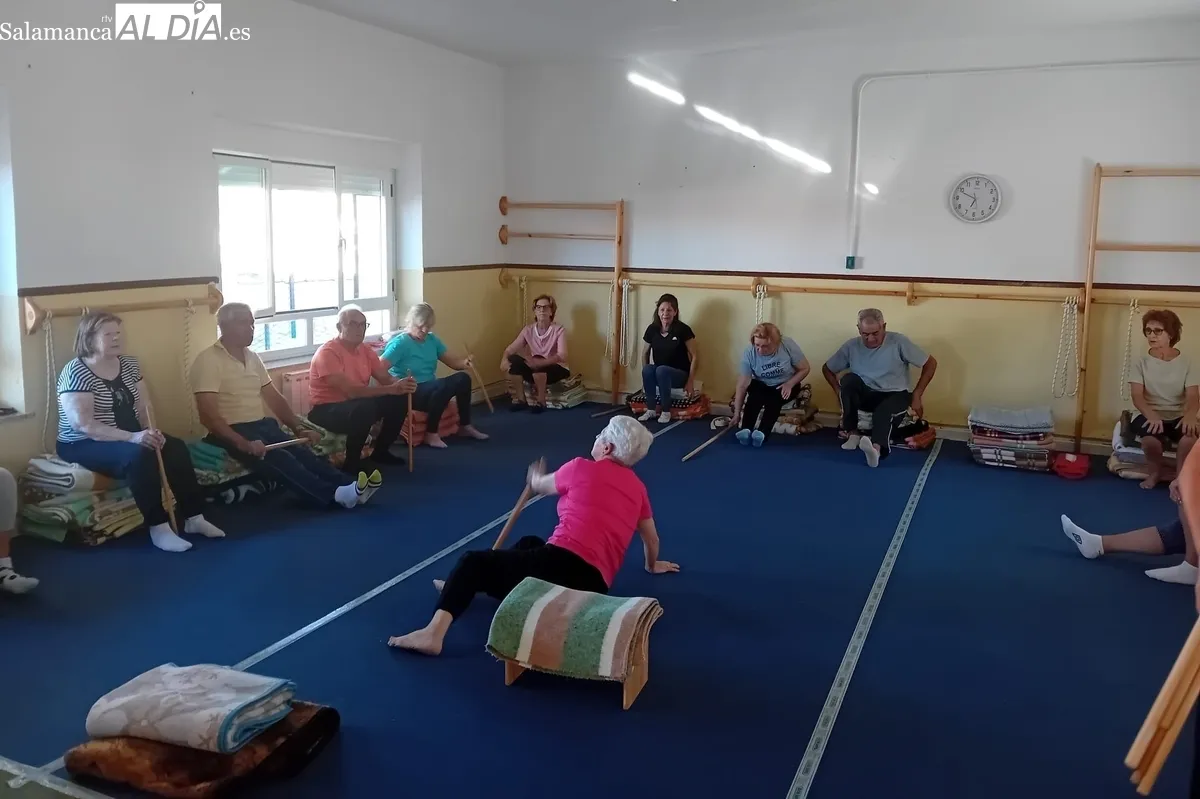 Una veintena de personas asisten a este taller de yoga en Cipérez