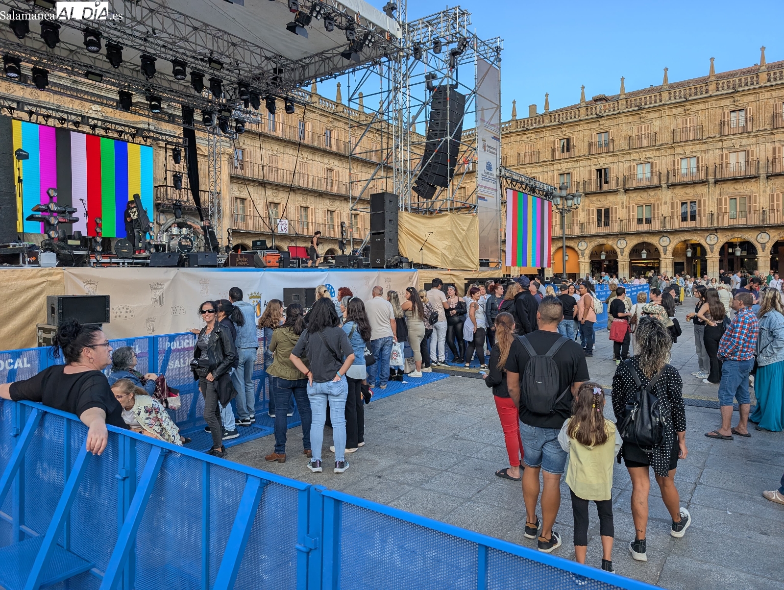 Colas para ver en primera fila a Medina Azhara 