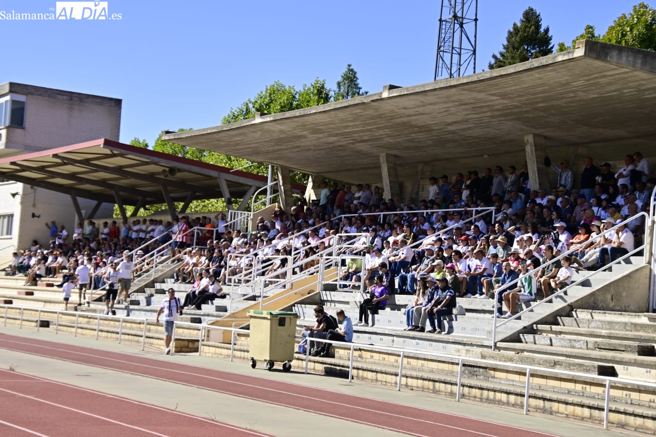 EL PÚBLICO, EN IMÁGENES | La afición del Salamanca UDS también debuta en Las Pistas 