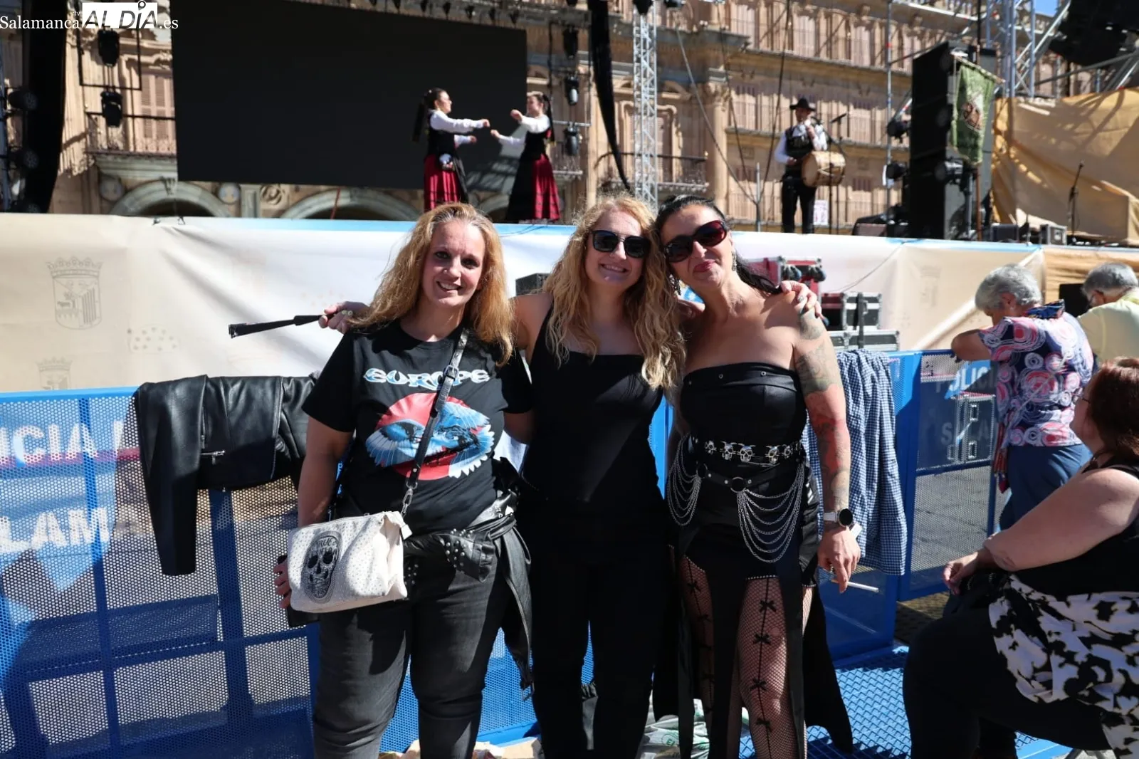 Laura, la salmantina que lleva desde las ocho de la mañana en la plaza Mayor para tener un sitio en primera fila para ver a Europe: 