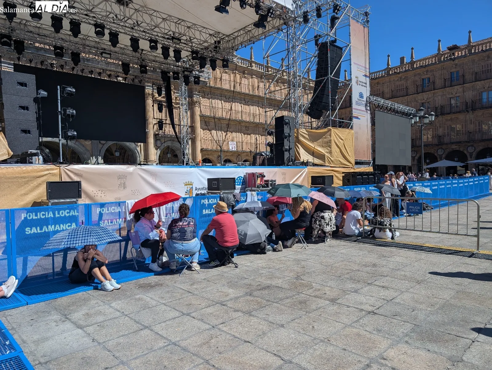 La fiebre por Europe se desata: los primeros fans ya guardan sitio en la Plaza Mayor | fotos: David Sañudo