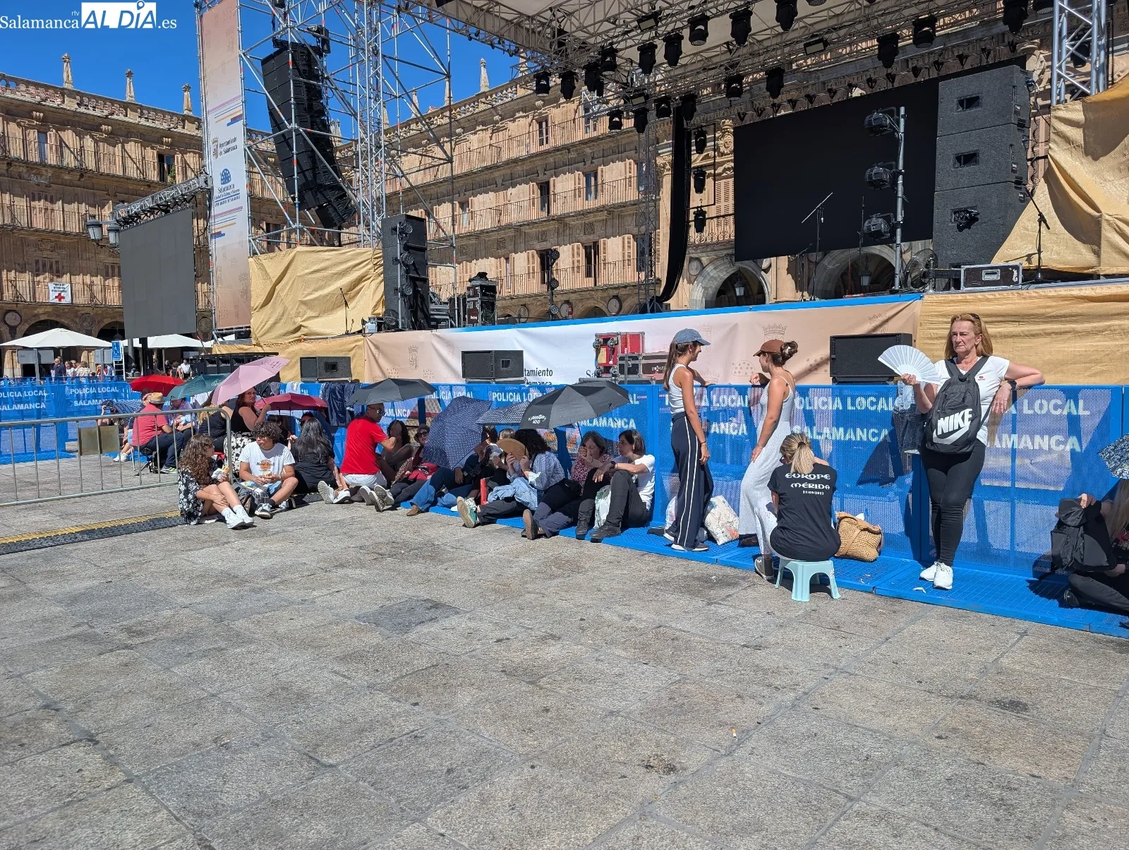 La fiebre por Europe se desata: los primeros fans ya guardan sitio en la Plaza Mayor | fotos: David Sañudo