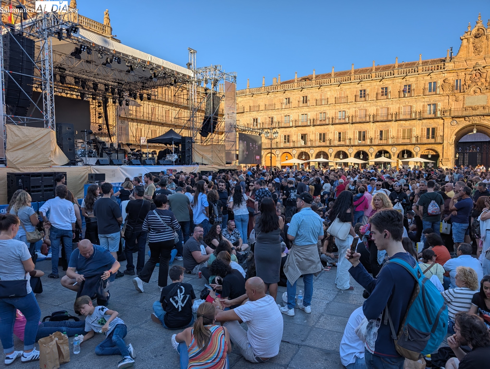 Europe en Salamanca: fans esperan horas en la Plaza Mayor