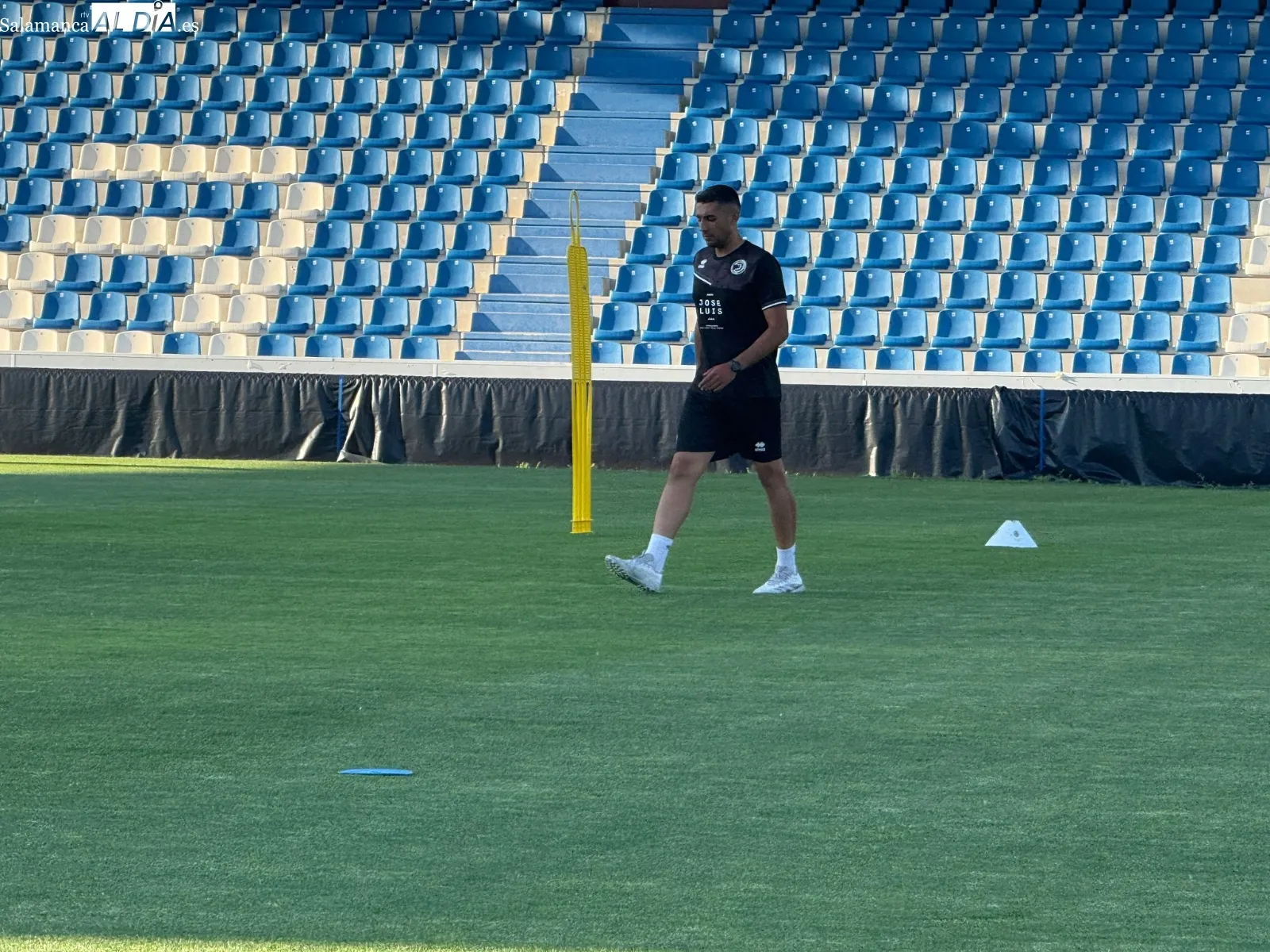 Foto 10 - Ra&uacute;l Fuentes, t&eacute;cnico del Divisi&oacute;n de Honor, y Turi, preparador de porteros, toman el testigo de Oriol Riera en el entrenamiento de Unionistas
