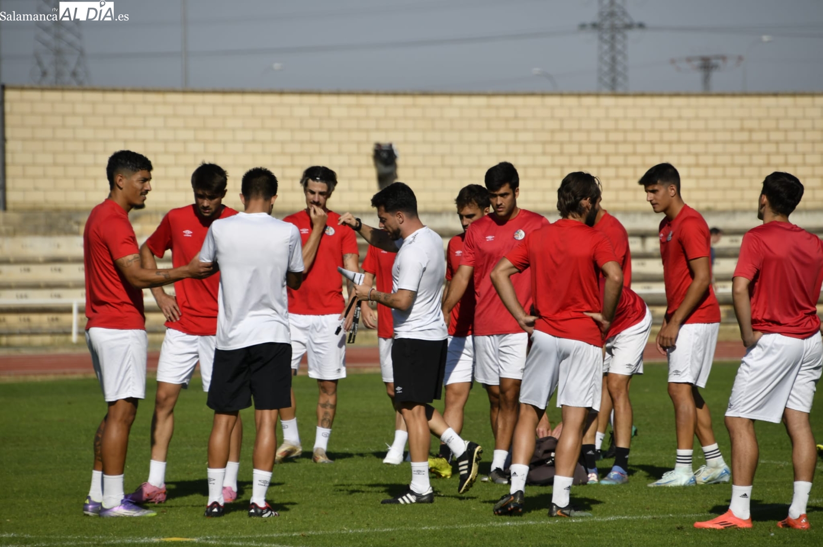 FOTOS | Jorge García no deja de lado el novedoso sistema con tres centrales y dos puntas en el entrenamiento del jueves para el Salamanca UDS