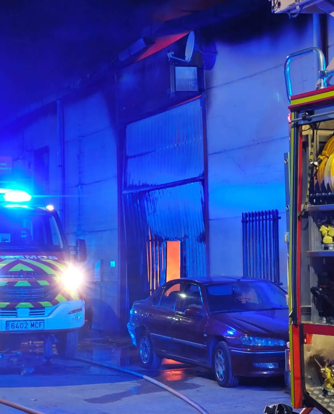 Foto 4 - Un herido en una explosi&oacute;n que dio pie a un incendio en naves de Los Chabarcones