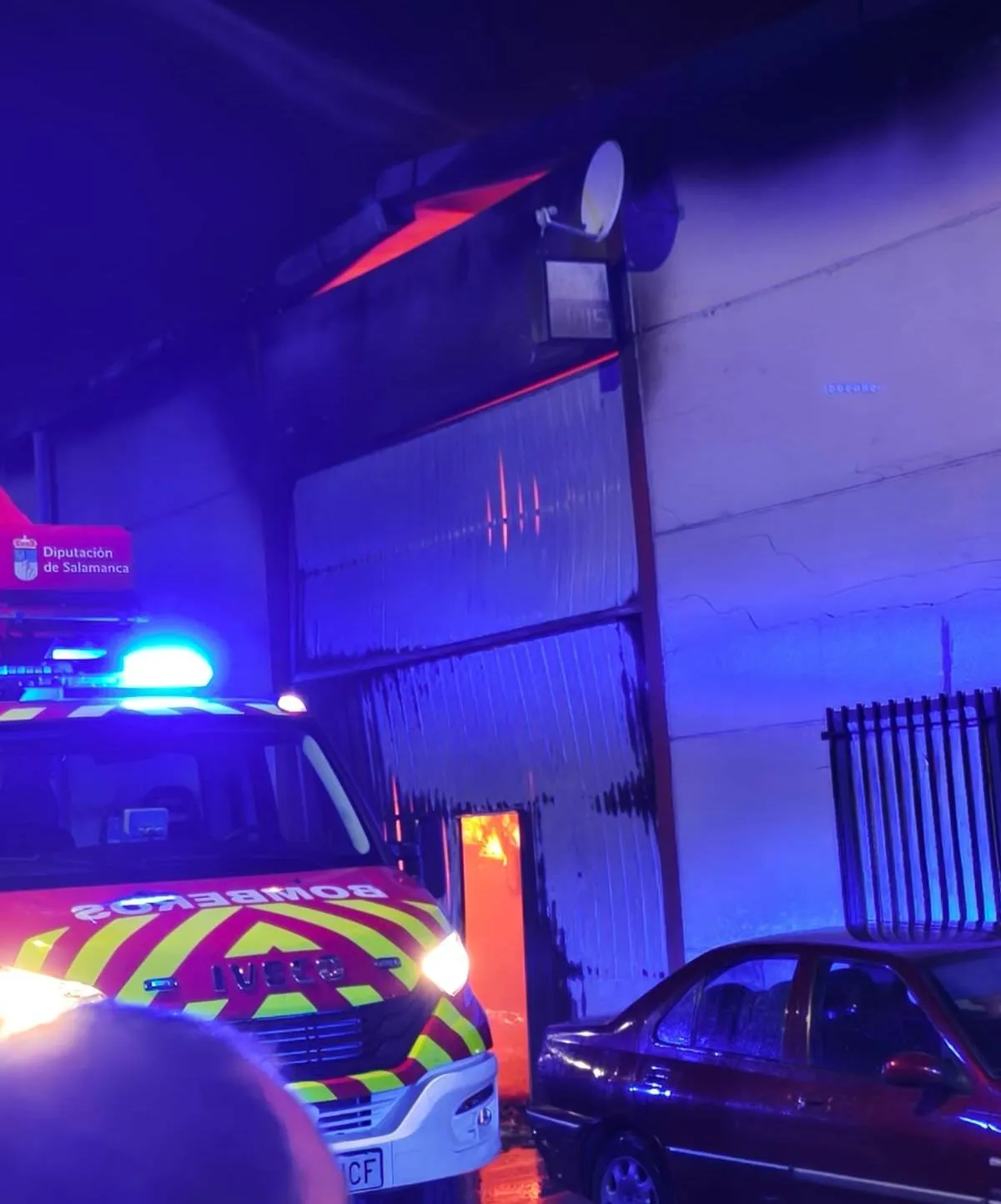 Foto 3 - Un herido en una explosi&oacute;n que dio pie a un incendio en naves de Los Chabarcones