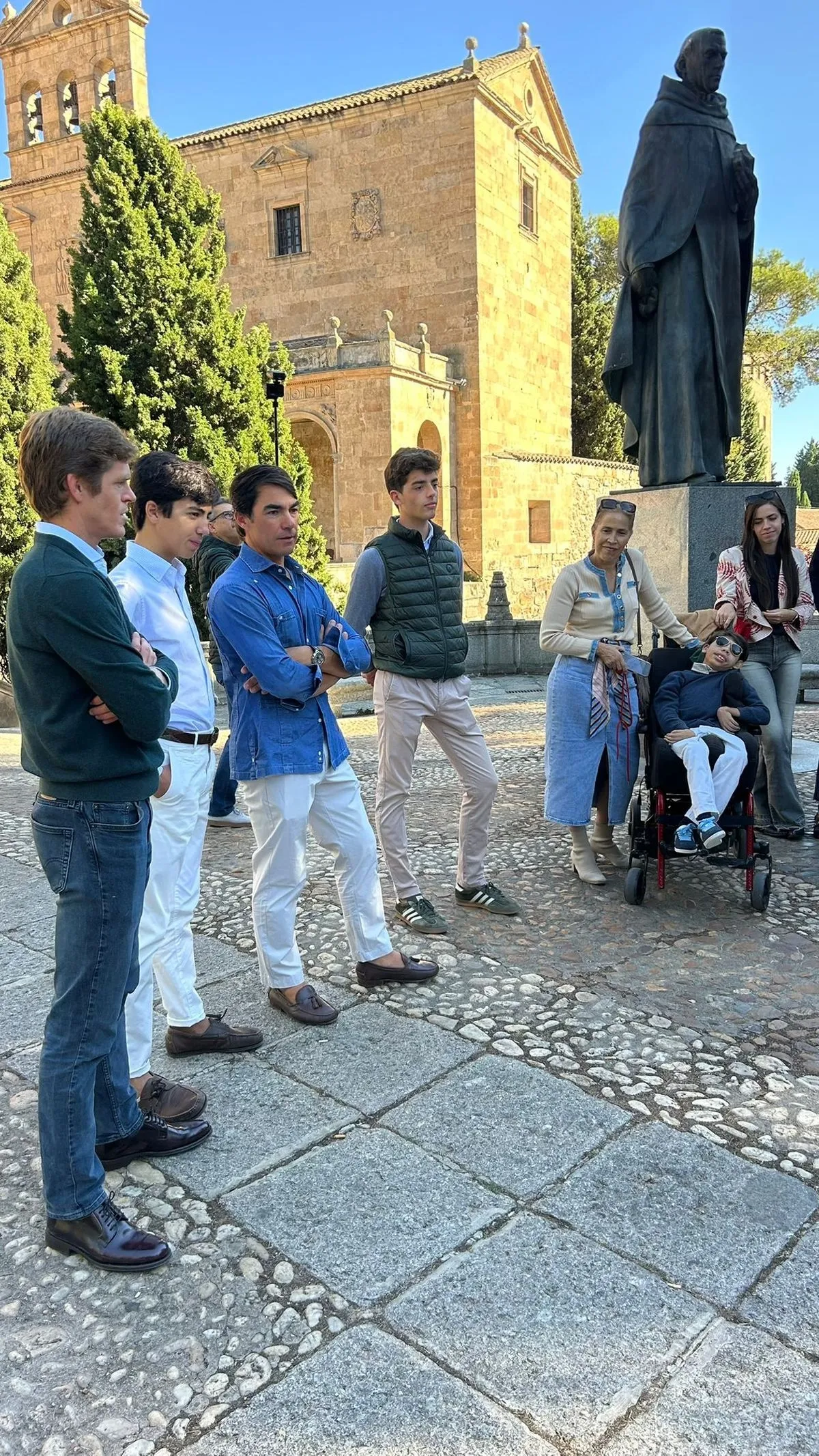 Foto 2 - Borja Jim&eacute;nez, Marco P&eacute;rez e &Iacute;&ntilde;igo Norte, junto a Aerscyl, d&iacute;as antes del VI Festival Taurino 'Domingo L&oacute;pez Chaves'