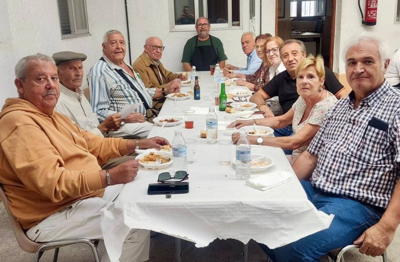 Veteranos de la Guardia Civil comen juntos por la festividad de su Patrona