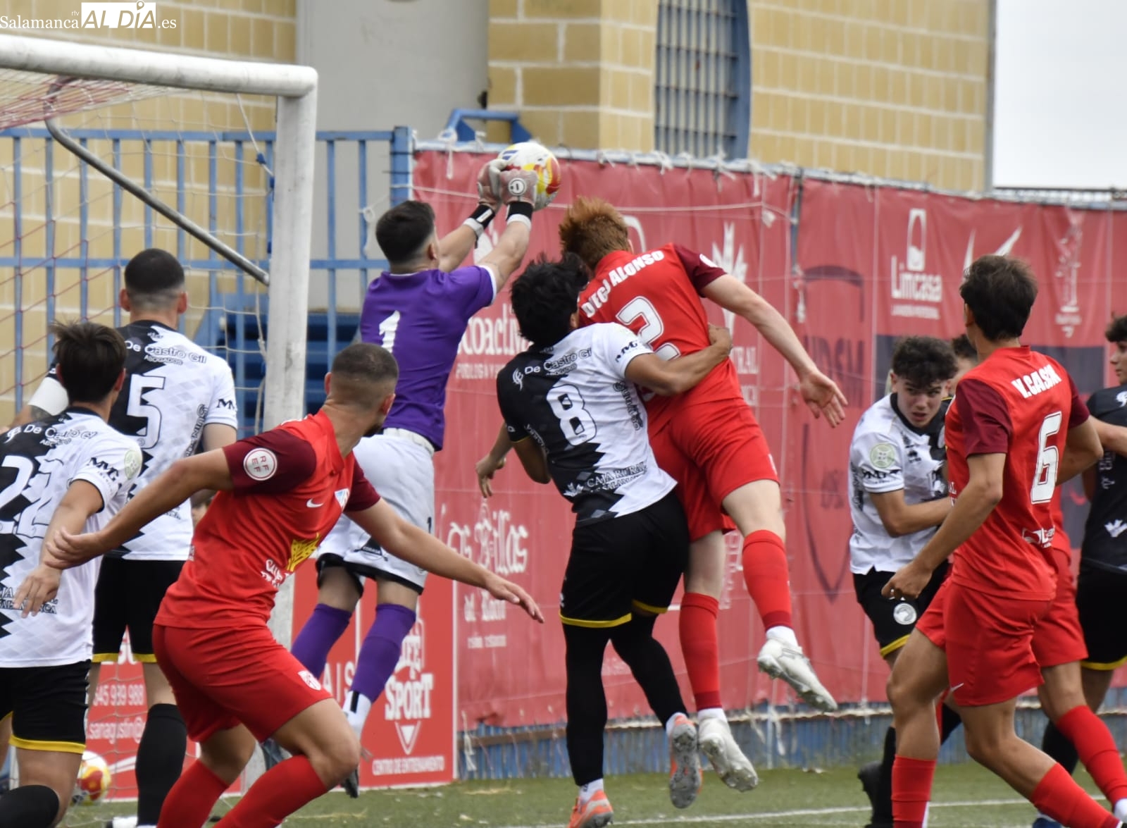 FOTOS | El Santa Marta y Unionistas B firman las tablas en un intenso derbi en el San Casto (2-2)