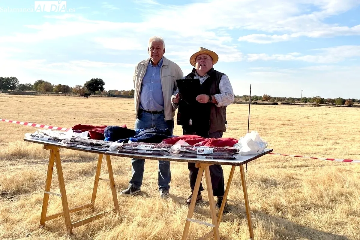 El alcalde, Teófilo Vicente, y Juan Miguel Cuadrado, coordinador de la tirada de Villar de Peralonso 